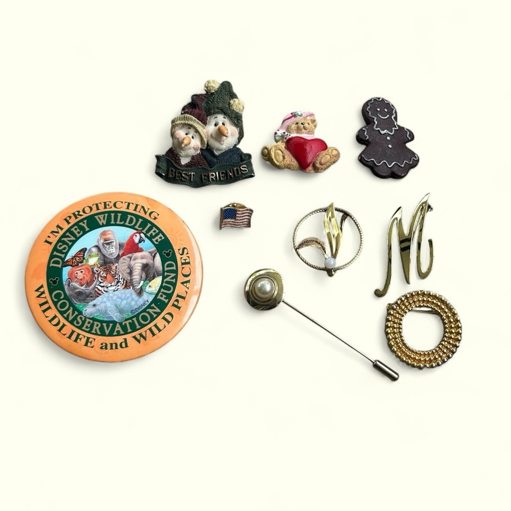 Random lot of collectible buttons, pins, brooches, costume jewelry, vintage